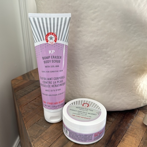 First Aid Beauty KP Bump Eraser Body Scrub & ingrown hair pads - Picture 2 of 3